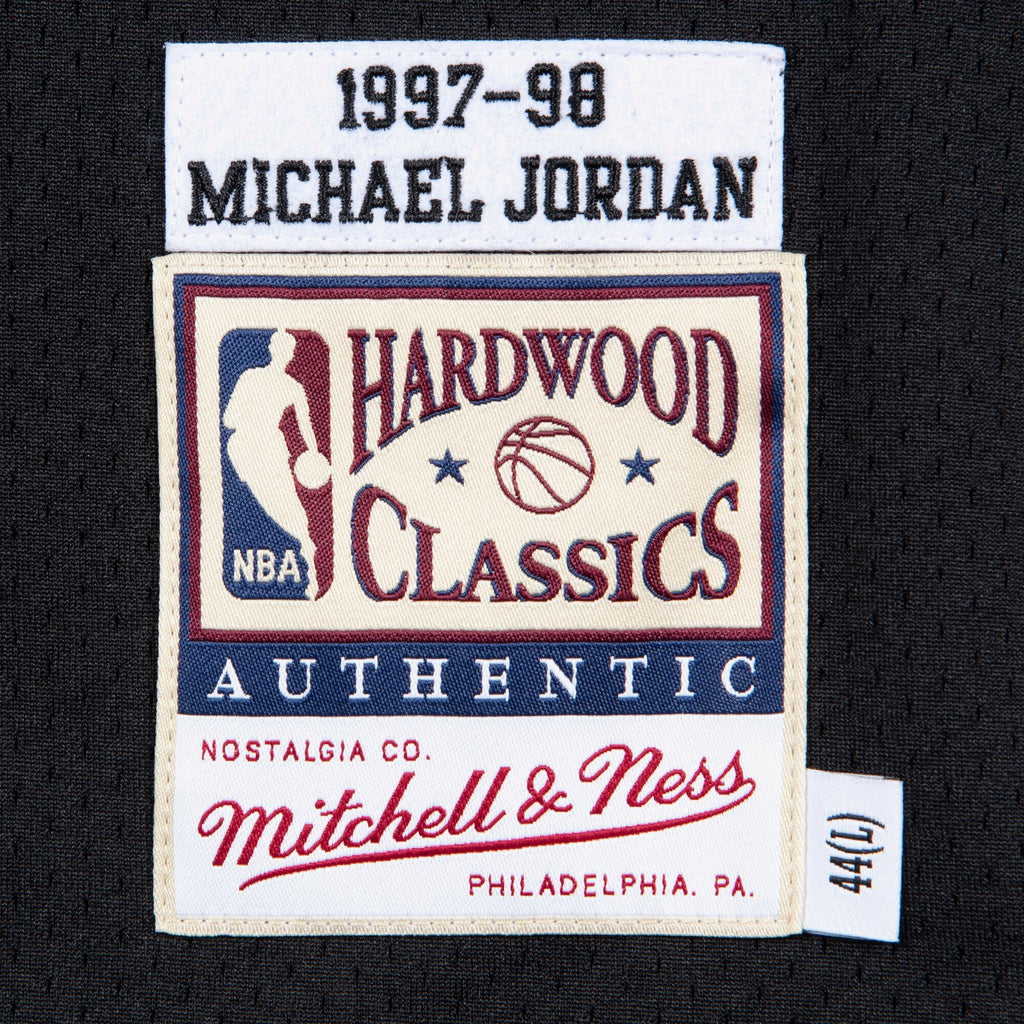 Chicago Bulls Mitchell & Ness Authentic Jersey Alternate Michael Jordan 1997-98 product image 4, provided for visual